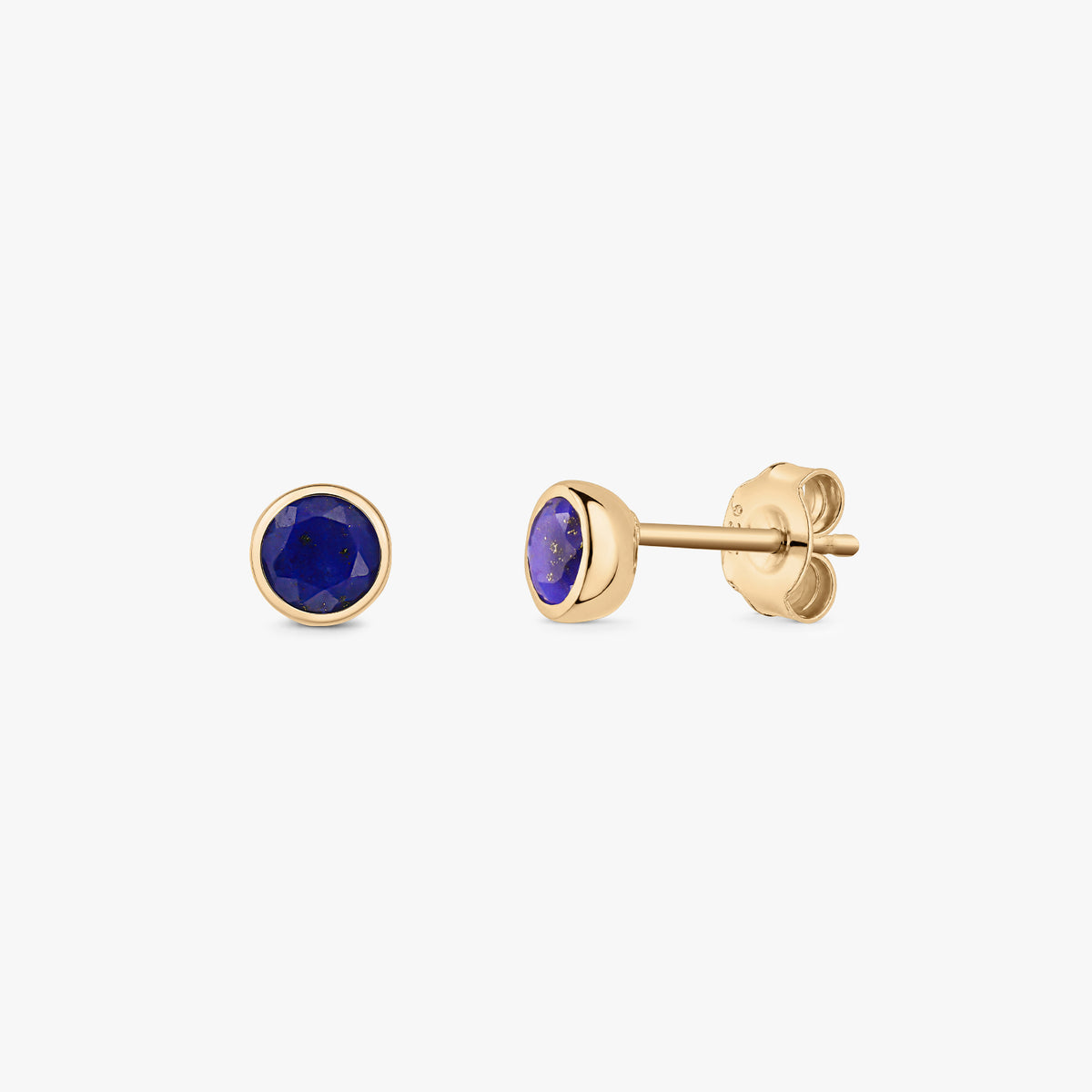 Elegáns, aranyozott 925-ös ezüstből készült, kerek lapis lazuli köves, peremfoglalatos bedugós fülbevalók, elöl- és oldalnézetben, pillangózárral, fehér háttéren.