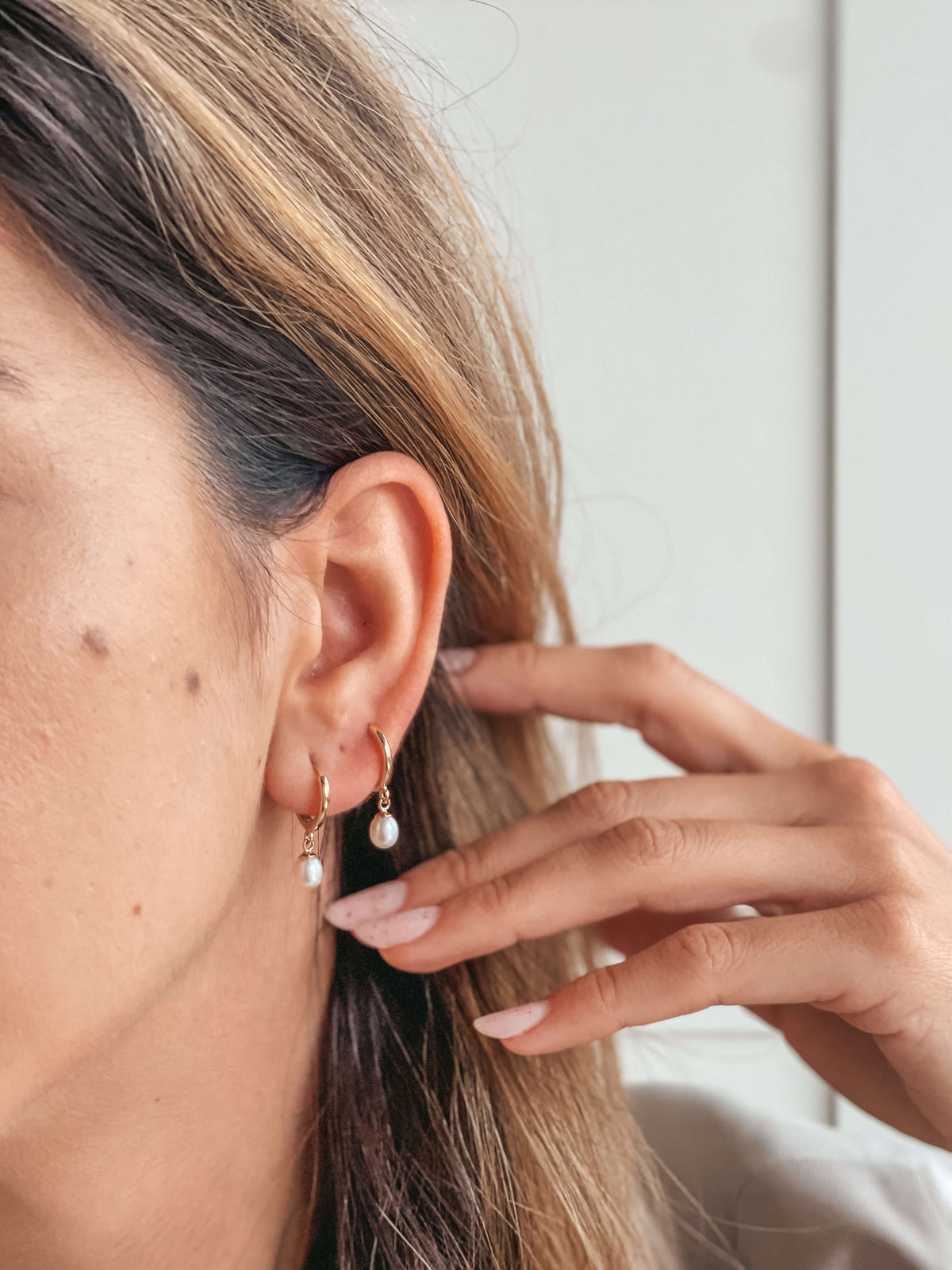 Arany Pearl Hoops fülbevaló - Természetes gyöngyök - Indira