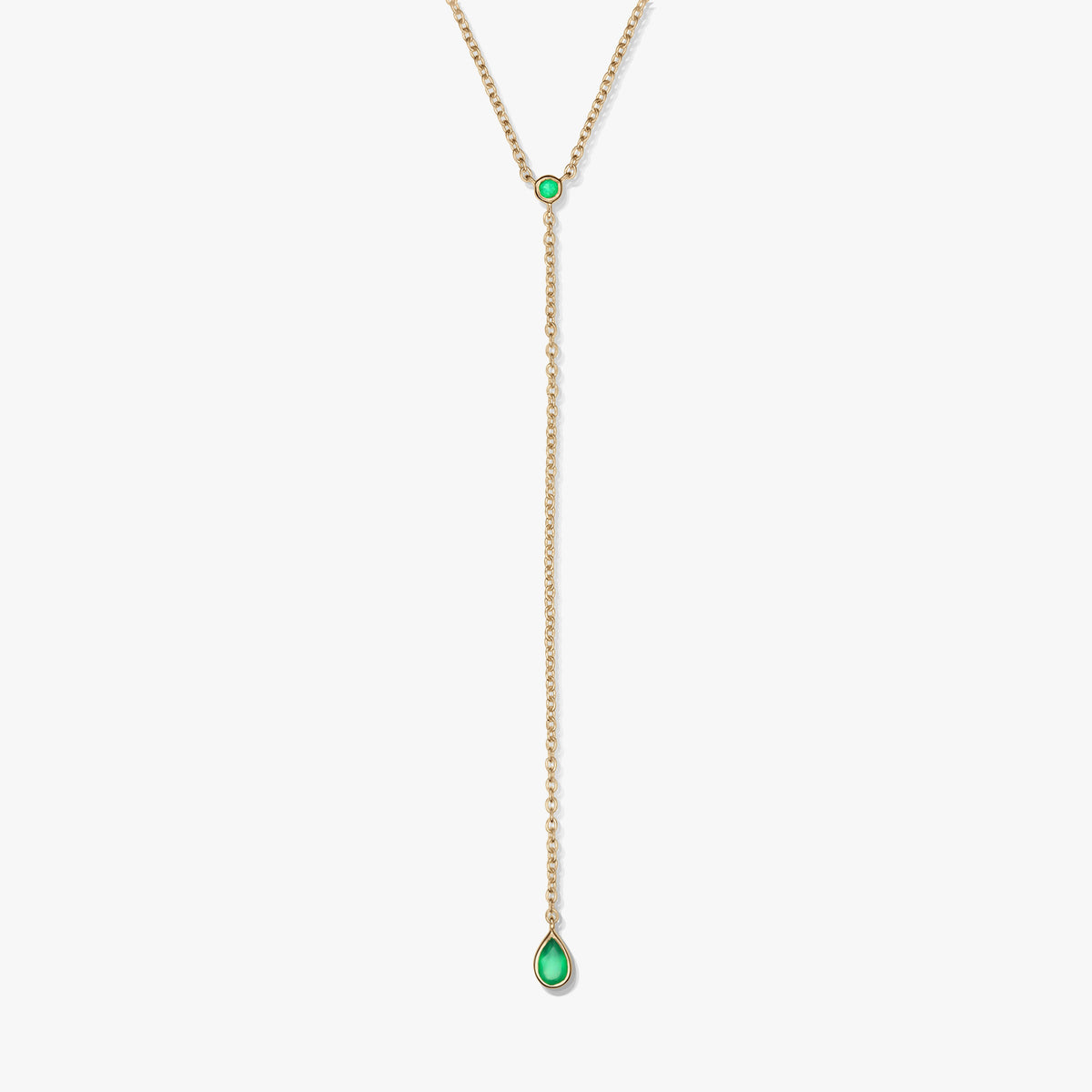 Aranyozott sterling ezüst lariat nyaklánc zöld ónix betétekkel és könnycsepp alakú függővel, fehér háttéren fotózva.