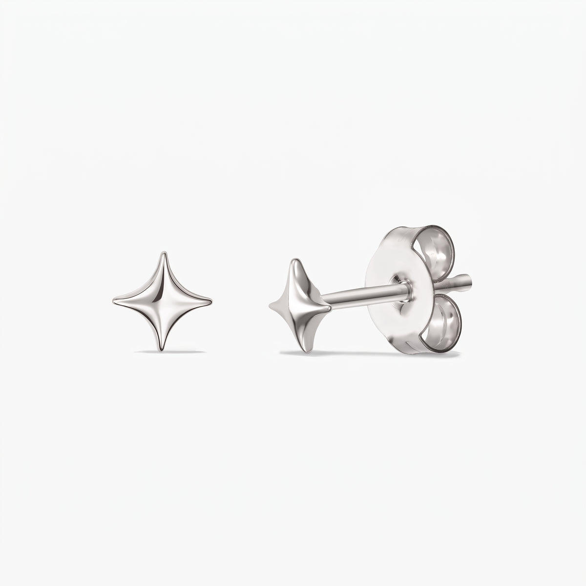 Cosmic Star Silver Earrings — egy pár 925-ös sterling ezüst, csillag alakú bedugós fülbevaló elölnézetben és oldalnézetben, pillangózárral, fehér háttéren.