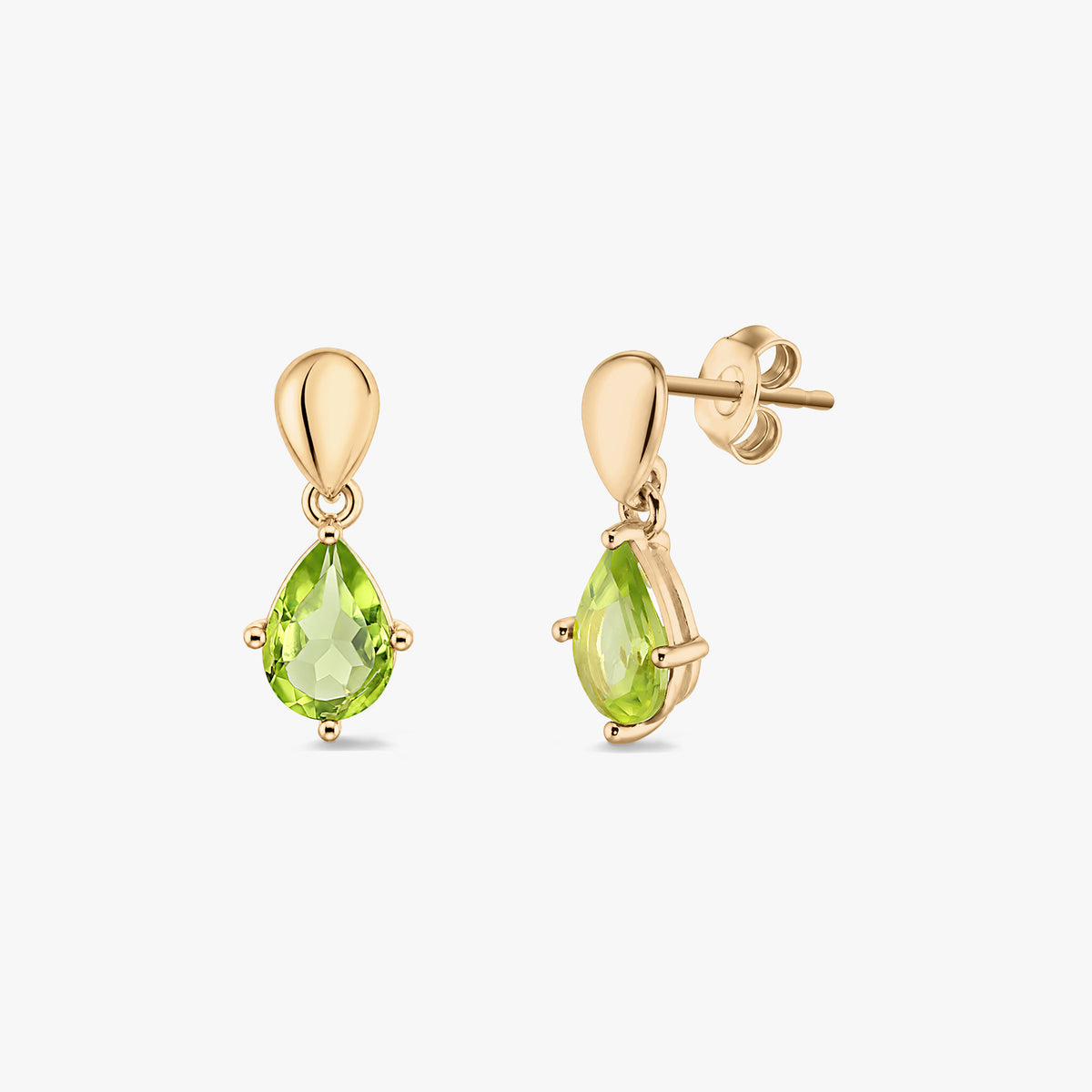 Aranyozott sterling ezüst bedugós fülbevaló páros gyöngyalakú peridot drágakövekkel, fehér háttéren.