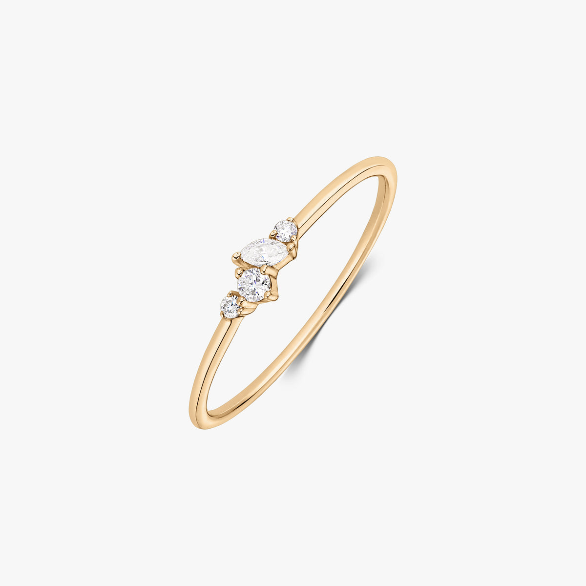 Elegáns Nova 14K sárga arany gyűrű, keskeny gyűrűsínen finom, öt fehér gyémántból álló csokorral, fehér háttéren.