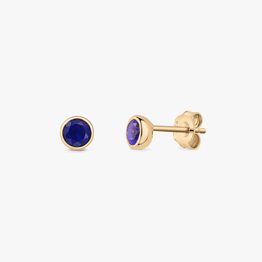 Elegáns, aranyozott 925-ös ezüstből készült, kerek lapis lazuli köves, peremfoglalatos bedugós fülbevalók, elöl- és oldalnézetben, pillangózárral, fehér háttéren.