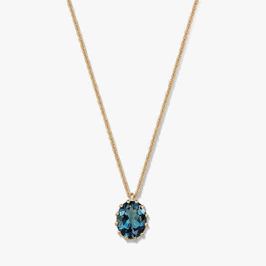 Kifinomult aranyozott sterling ezüst nyaklánc ovális London Blue Topaz medállal, fehér háttéren.