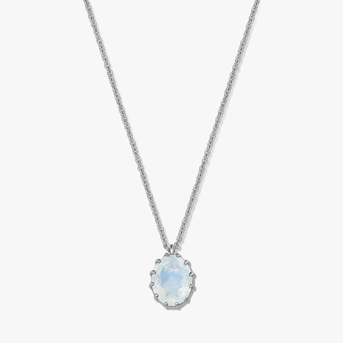 Elegáns sterling ezüst nyaklánc ovális holdkő medállal fehér háttéren.