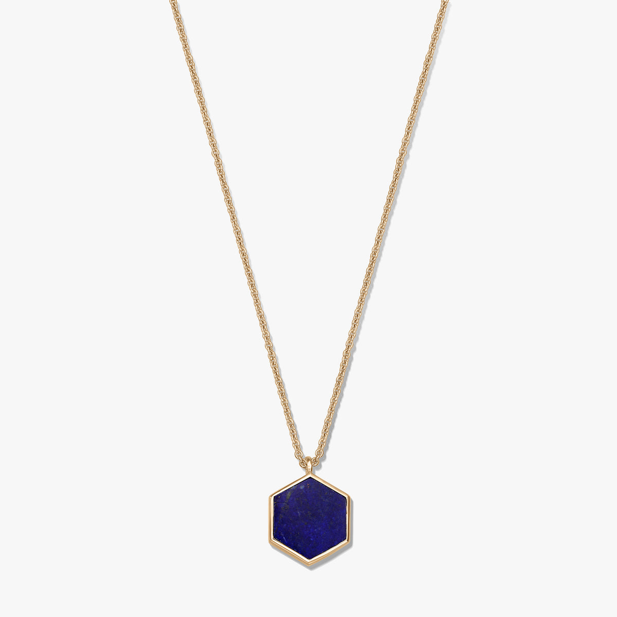 Aranyozott sterling ezüst nyaklánc hatszög alakú lápisz lazuli medállal, fehér háttéren.