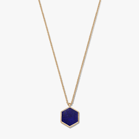 Aranyozott sterling ezüst nyaklánc hatszög alakú lápisz lazuli medállal, fehér háttéren.