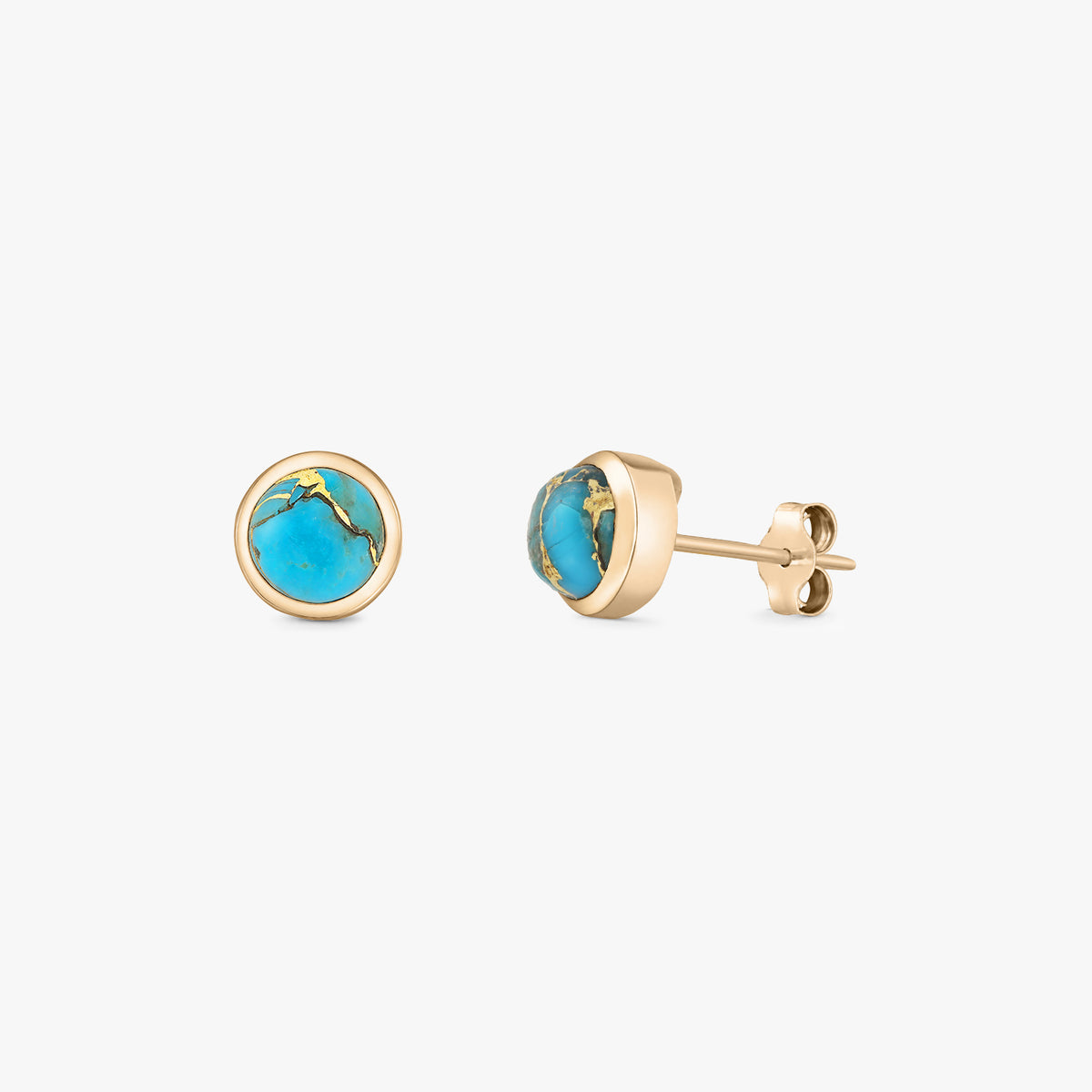 Pár kerek türkiz kaboson bedugós fülbevaló aranyozott 925 ezüstből, peremes foglalattal és pillangózárral, fehér háttéren.