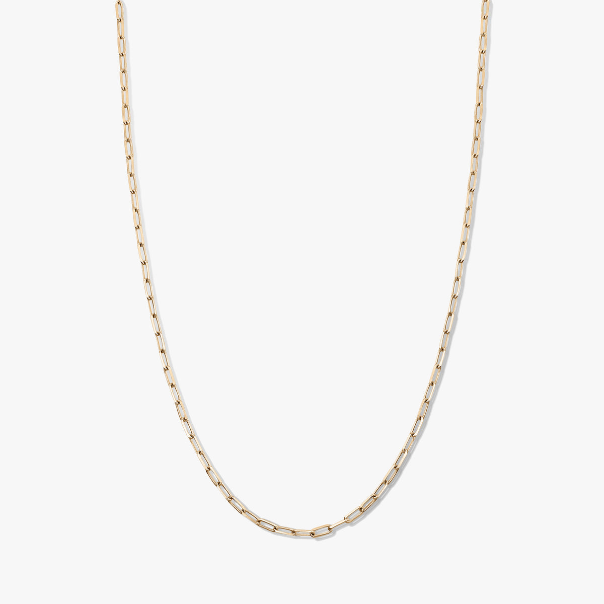 Aranyszínű, gemkapocs láncszemes choker nyaklánc 925 ezüstből, fehér háttéren.