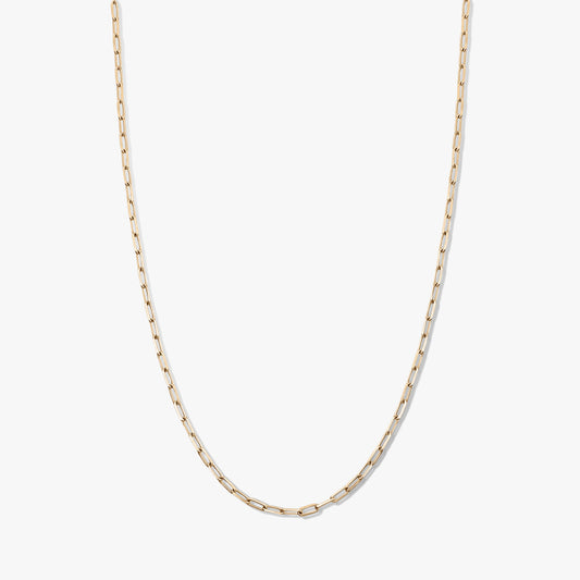 Aranyszínű, gemkapocs láncszemes choker nyaklánc 925 ezüstből, fehér háttéren.