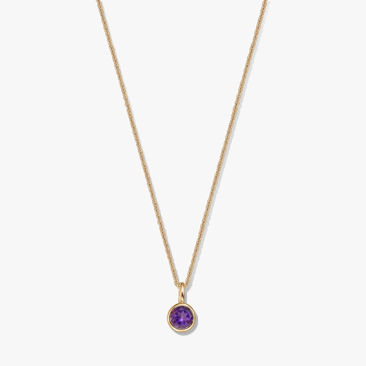 Elegáns aranyozott sterling ezüst nyaklánc kisméretű, kerek ametiszt születési köves medállal, fehér háttéren.