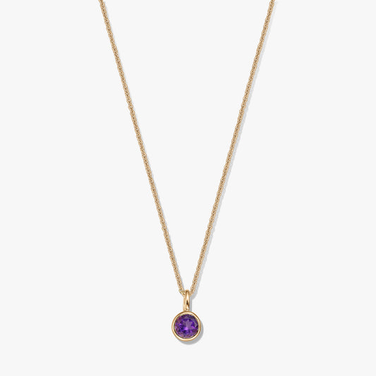 Elegáns aranyozott sterling ezüst nyaklánc kisméretű, kerek ametiszt születési köves medállal, fehér háttéren.