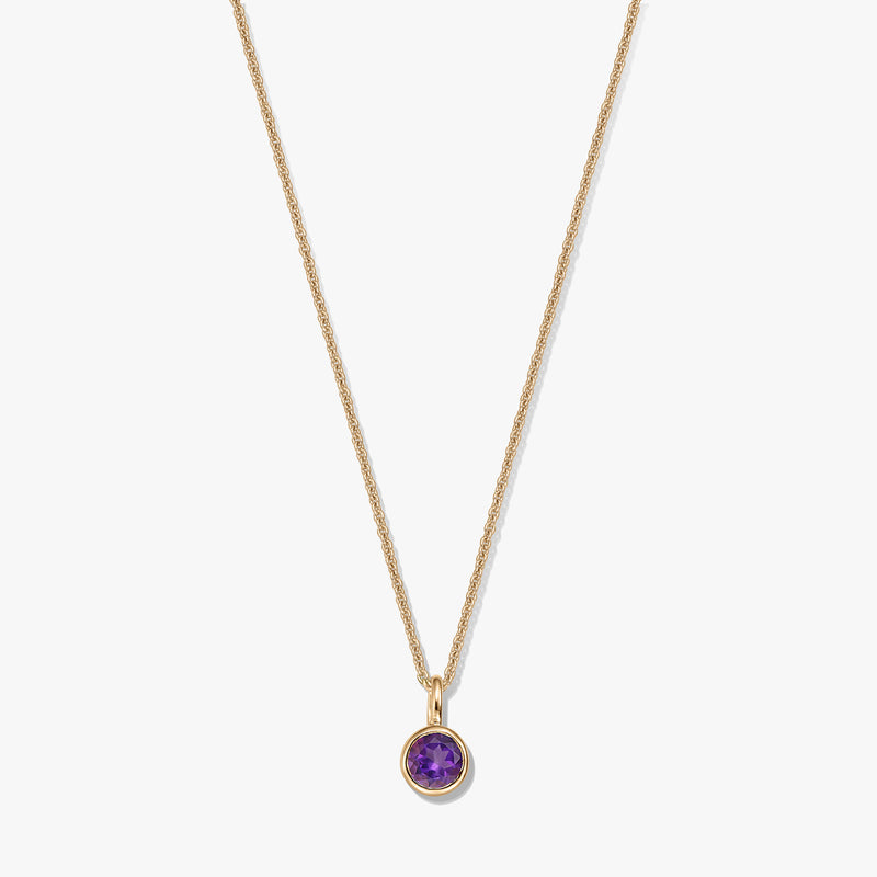 Elegáns aranyozott sterling ezüst nyaklánc kisméretű, kerek ametiszt születési köves medállal, fehér háttéren.