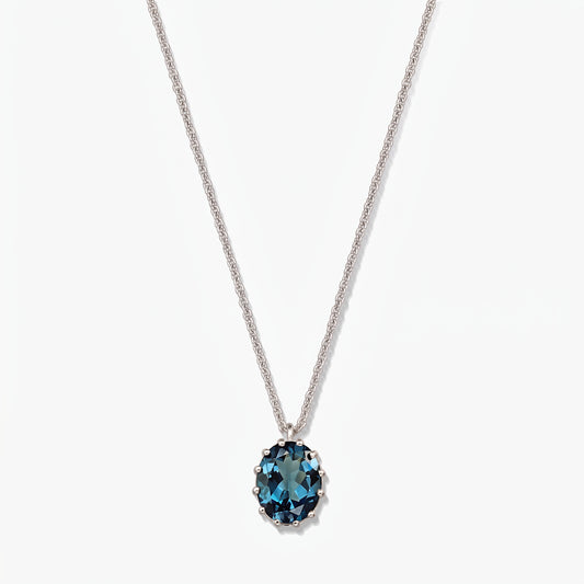 Sterling ezüst nyaklánc ovális London blue topaz medállal, fehér háttéren.