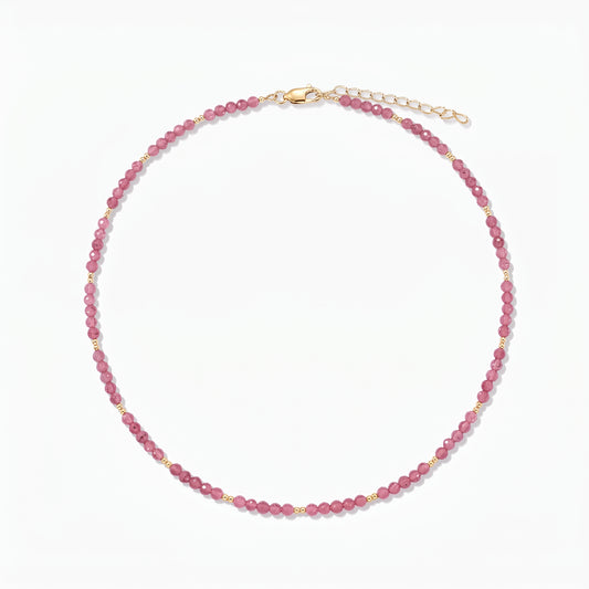 Silver Necklace Golden SummerScape - Tourmaline by Indira: rózsaszín turmalin gyöngyös nyaklánc apró arany részletekkel, karabinerzárral és hosszabbítólánccal, fehér háttéren.