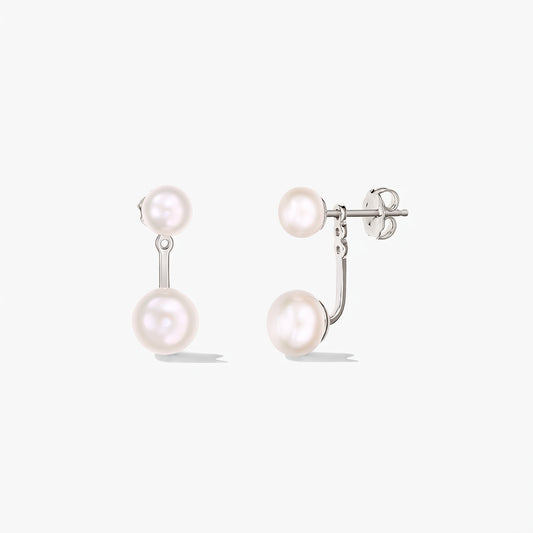 Egy pár Duo 925‑ös ezüst fülbevaló természetes fehér gyöngyökkel, dupla gyöngyös ear‑jacket kialakítással, fehér háttéren.