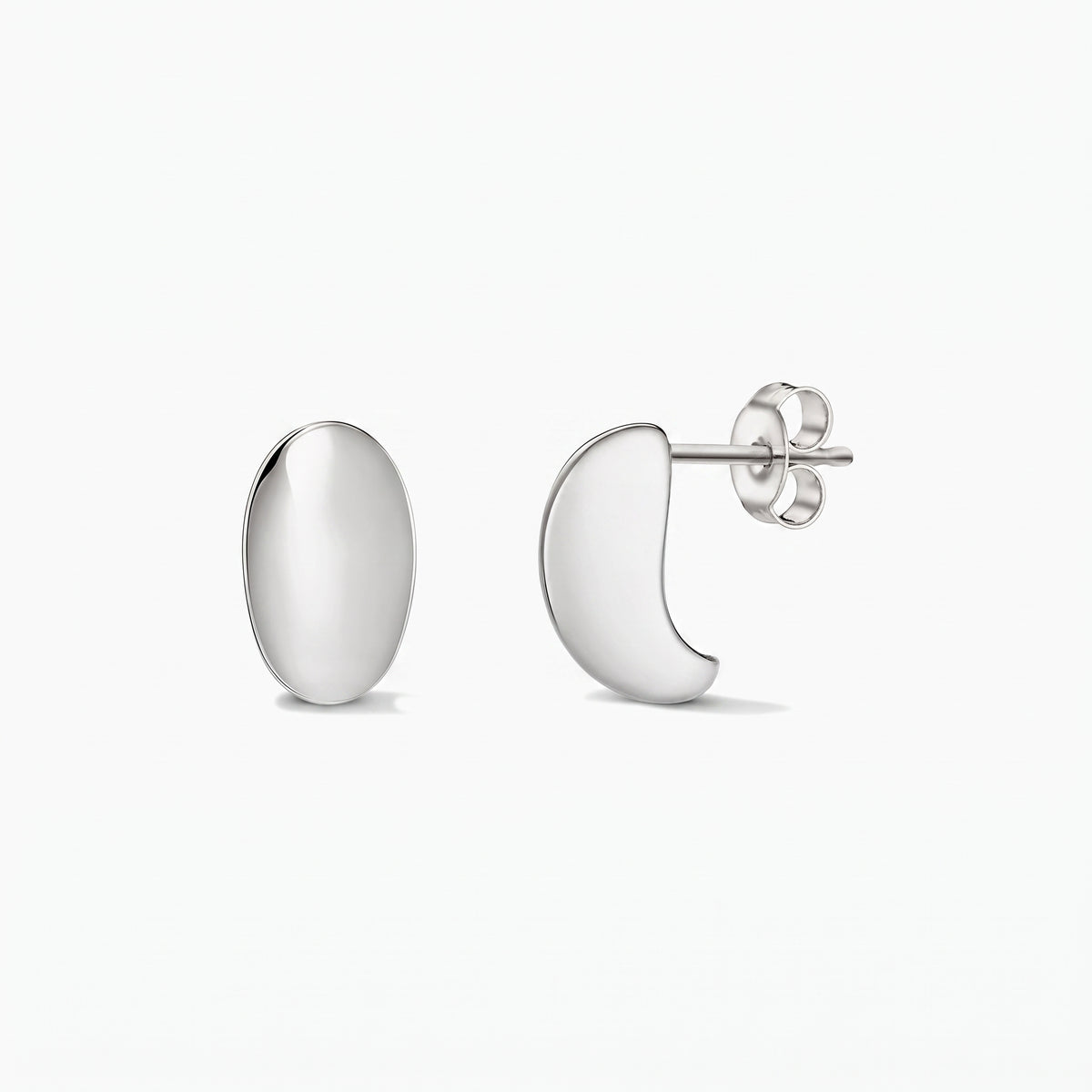 Polírozott ezüst Half Dome bedugós fülbevaló pár fehér háttéren, elölnézetben és oldalnézetben, pillangózárral.