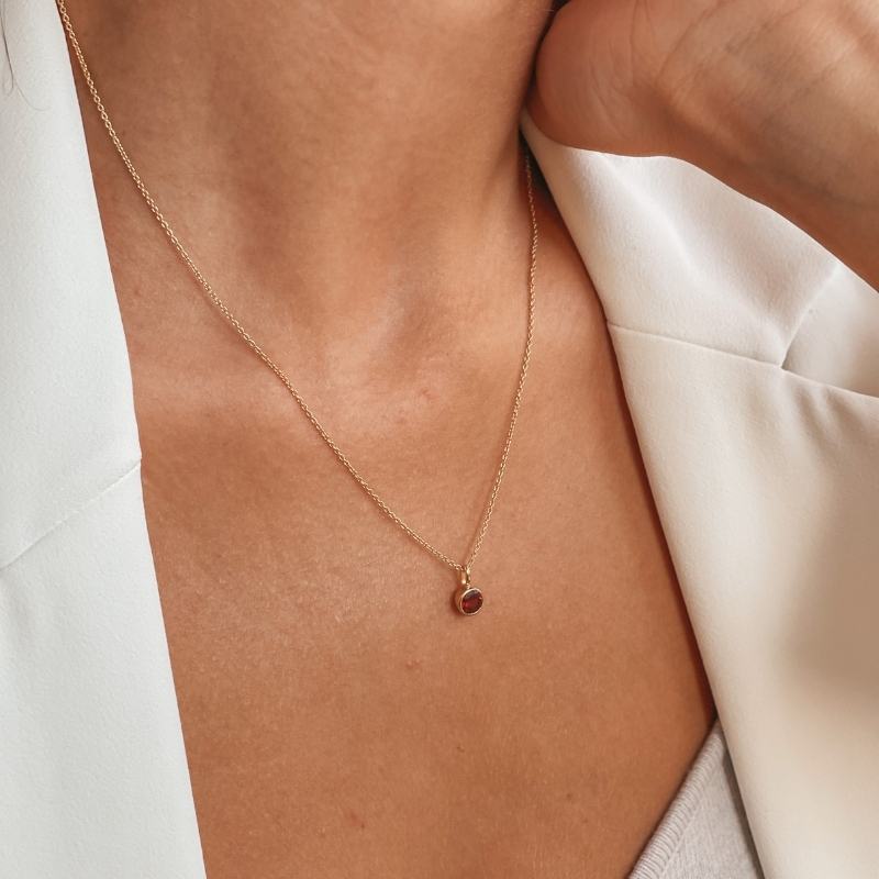 Indira – Ezüst nyaklánc Birthstone Golden Január – Gránát
