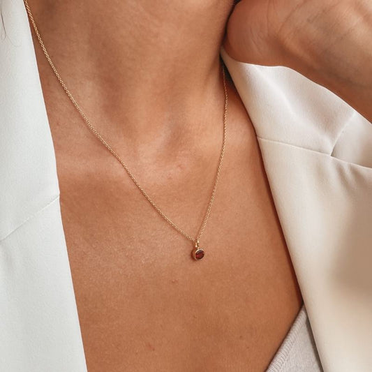 Indira – Ezüst nyaklánc Birthstone Golden Január – Gránát