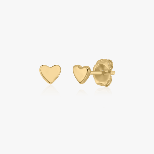 14K arany szív alakú fülbevaló pár fehér háttéren