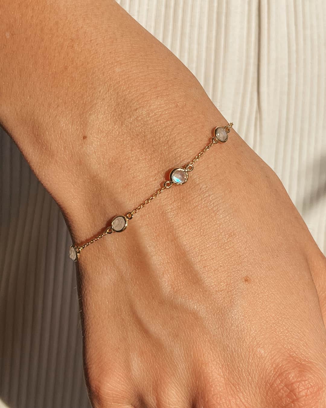 Birthstone Golden June ezüst karkötő - Holdkő - Indira