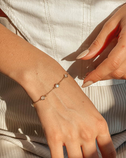 Indira Birthstone Golden June ezüst karkötő - Holdkő