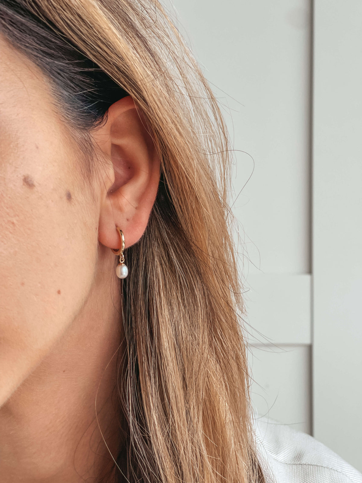 Arany Pearl Hoops fülbevaló - Természetes gyöngyök - Indira