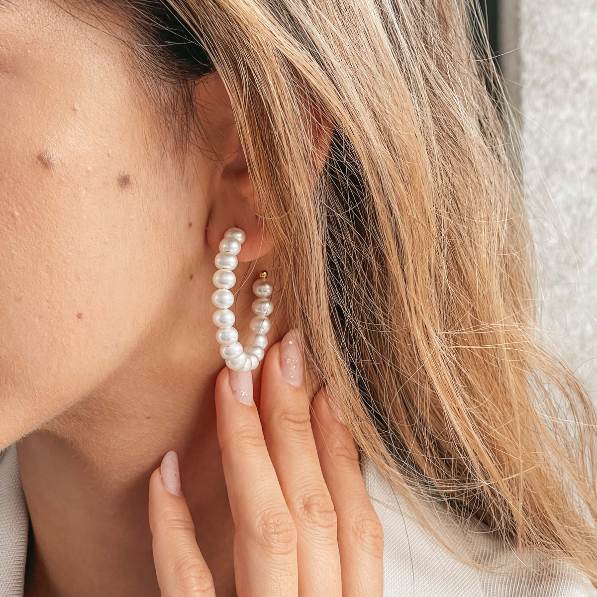 Golden Pearl Hoops fülbevalók ezüstből - Természetes gyöngyök - Indira